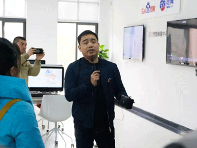 長沙金霞經開區非公企業黨組織書記一行人觀摩交流競網黨建工作